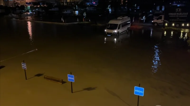 Le ruisseau Kepez a débordé à cause des pluies diluviennes à Çanakkale, le débit de Sarıçay a augmenté